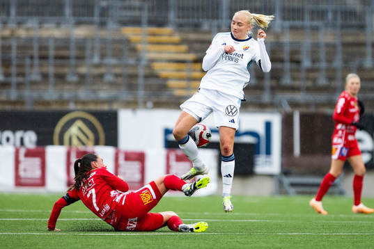 Örebros Emilia Pelgander och Djurgårdens Stinalisa