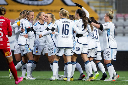 Djurgårdens Beata Kollmats jublar med lagkamrater