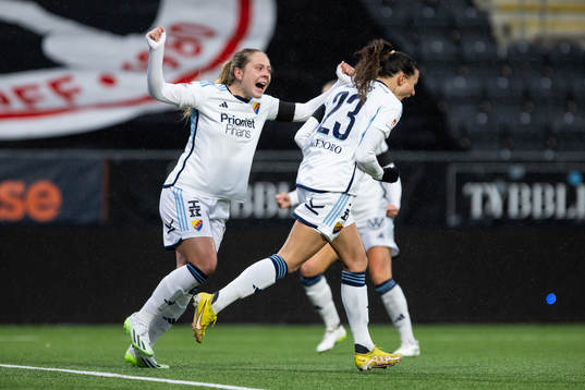 Djurgårdens Alice Bergström och Beata Kollmats jublar