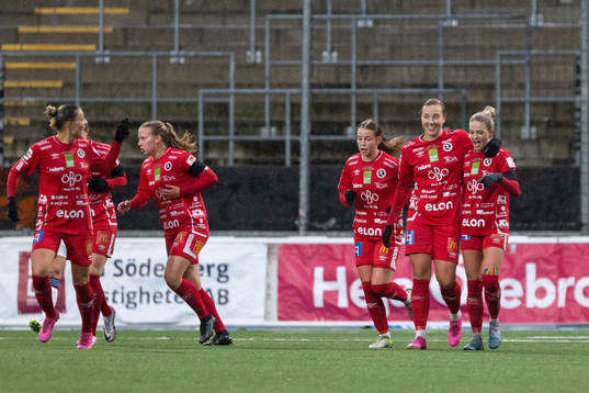 Örebros Inka Sarjanoja jublar med lagkamrater