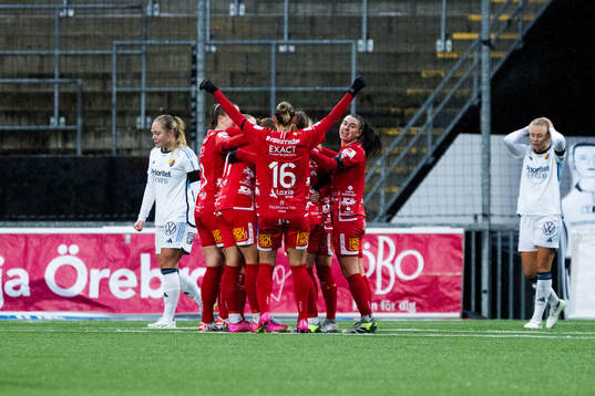 Örebros spelare jublar