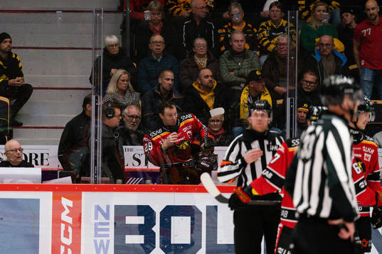 Luleås Erik Gustafsson pratar i micen mot Luleåfansen