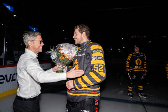 Skellefteås general manager Erik Forssell gratulerar