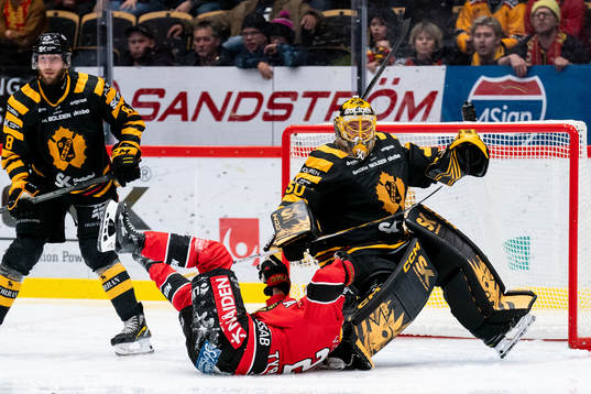 Luleås Juhani Tyrväinen och Skellefteås målvakt Gustaf