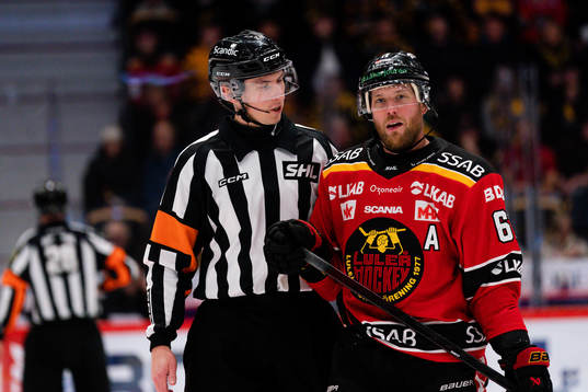 Domare Christoffer Holm och Luleås Linus Omark