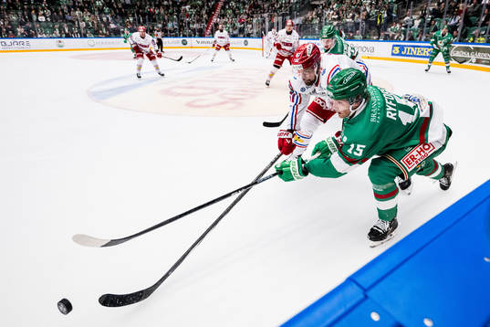 Timrå IKs Anton Lander och Rögle BKs Simon Ryfors