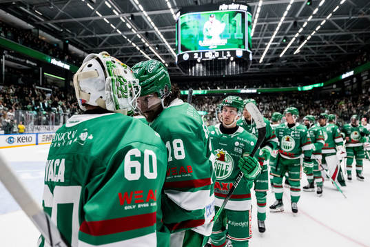 Rögle BKs målvakt Petr Kvaca och Dennis Everberg jublar