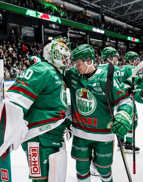 Rögle BKs målvakt Petr Kvaca och Joel Olerot jublar