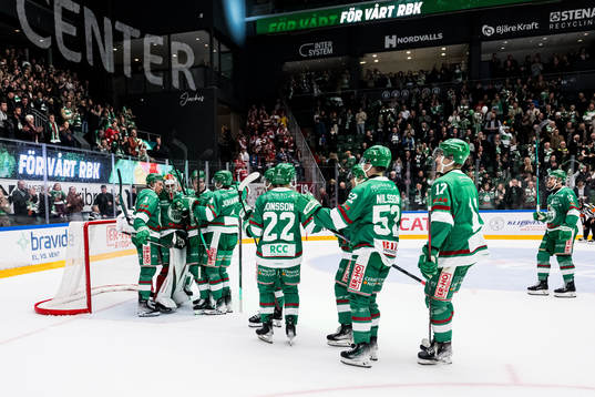 Rögle BKs målvakt Petr Kvaca jublar med lagkamrater