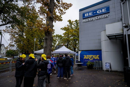 Supportrar köar utanför Be - Ge Hockey Center
