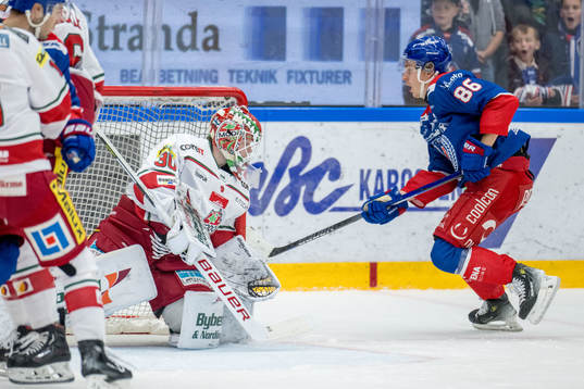 MoDos målvakt Lassi Lehtinen och Oskarshamns Lukas Jasek