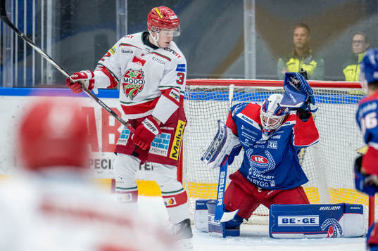 MoDos Theodor Niederbach och Oskarshamns målvakt Emil Kruse
