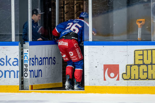Oskarshamns Lukas Pilö lämnar isen