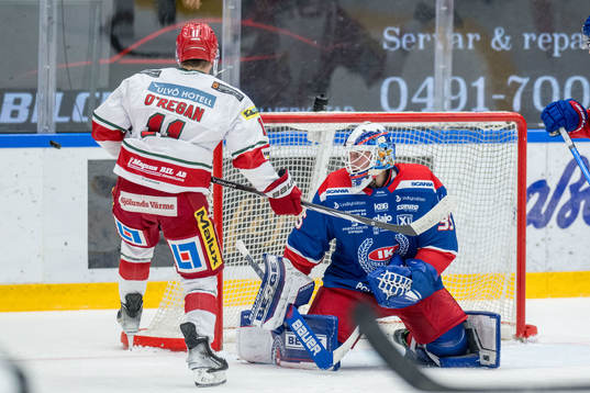 MoDos Daniel O´regan och Oskarshamns målvakt Emil Kruse