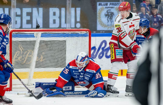 Oskarshamns målvakt Emil Kruse och MoDos Theodor Niederbach