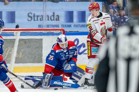 Oskarshamns målvakt Emil Kruse och MoDos Theodor Niederbach