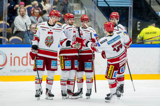 MoDos Pontus Näsén jublar med lagkamrater