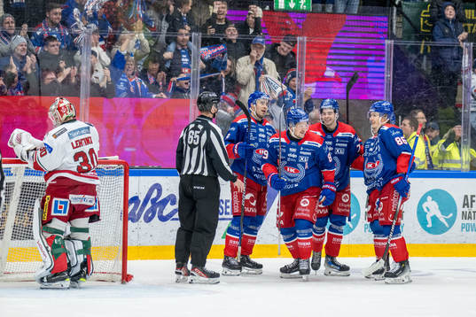 MoDos målvakt Lassi Lehtinen deppar och Oskarshamns Patrik