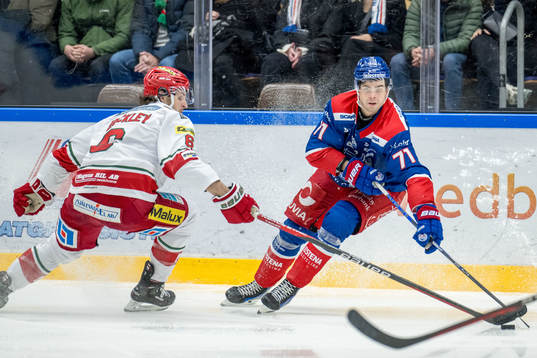 MoDos Daniel Brickley och Oskarshamns Viktor Lodin