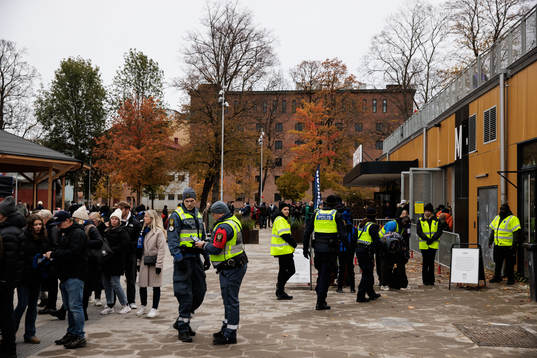 Ordningsvakter och poliser utanför Studenternas