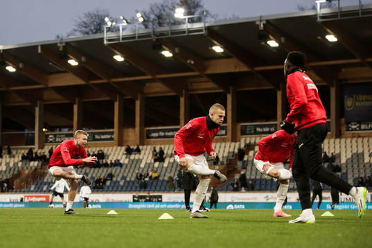 Brommapojkarnas spelare värmer upp