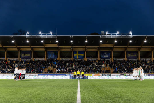 Sirius och Brommapojkarnas spelare deltar i en tyst minut