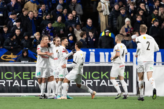 Brommapojkarnas Ludvig Fritzson jublar med lagkamrater