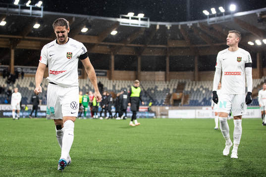 Brommapojkarnas Nikola Vasic och Jesper Löfgren  deppar