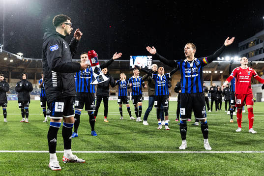 Sirius Daniel Stensson jublar med lagkamrater