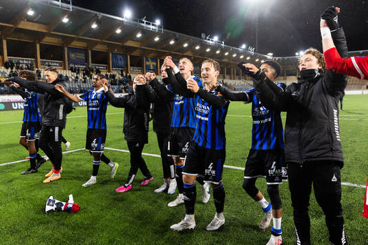 Sirius Daniel Stensson jublar med lagkamrater
