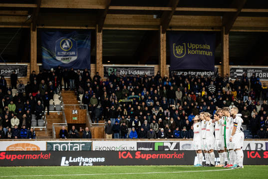 Brommapojkarnas spelare deltar i en tyst minut