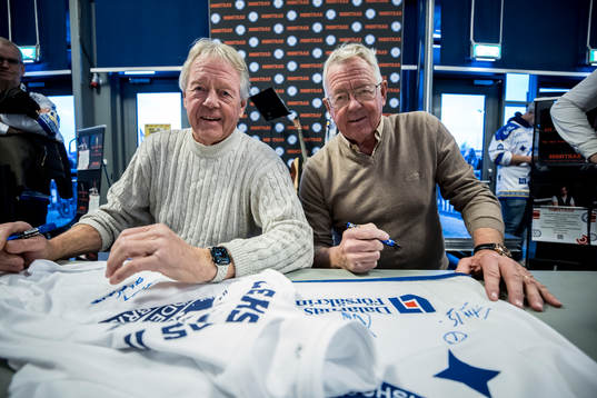 Bröderna Abris Christer och Tommy signerar tröjor innan
