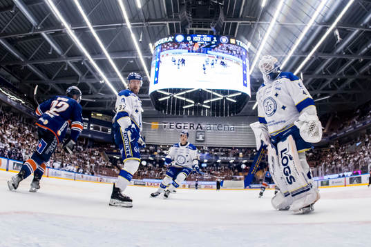 Leksands Anton Lindholm och Leksands målvakt Mantas