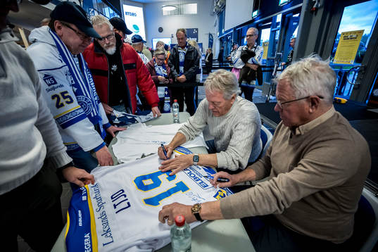 Bröderna Abris Christer och Tommy signerar tröjor innan