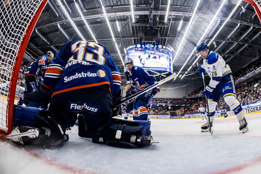 Växjös Kalle Kossila och Leksands Patrik Noren framför