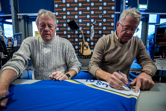 Bröderna Abris Christer och Tommy signerar tröjor innan