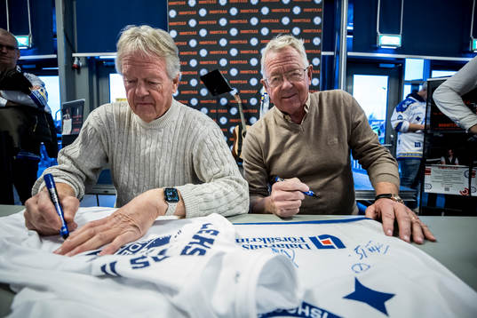 Bröderna Abris Christer och Tommy signerar tröjor innan