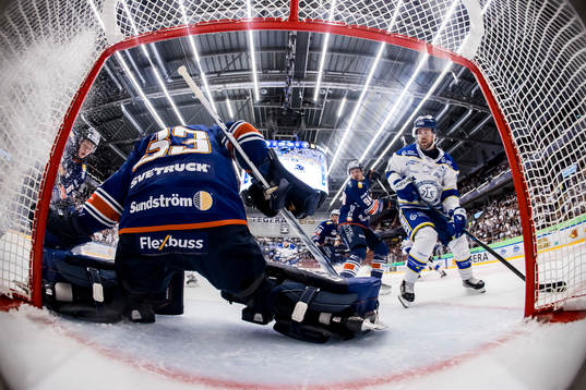 Leksands Oskar Lang och Växjös Joel Persson framför