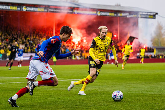Magnus Riisnæs of Vålerenga and Gjermund Åsen of