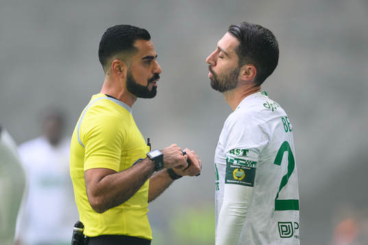 Domare Mohammed Al-Hakim pratar med Hammarbys Nahir Besara