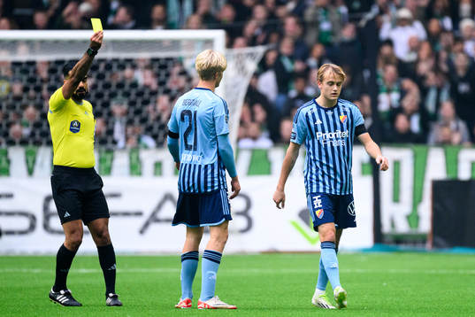 Djurgårdens Oskar Fallenius får gult kort