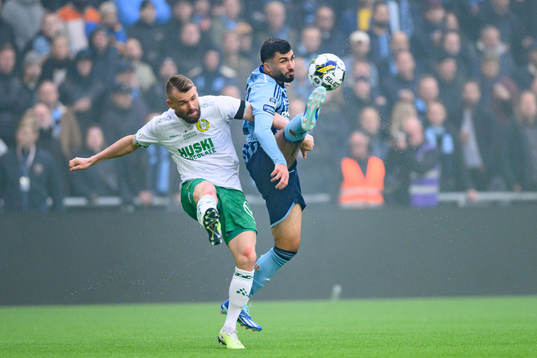 Hammarbys Mads Fenger Nielsen och Djurgårdens Musa Gurbanli