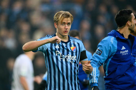 Djurgårdens Oskar Fallenius med plåster på näsan