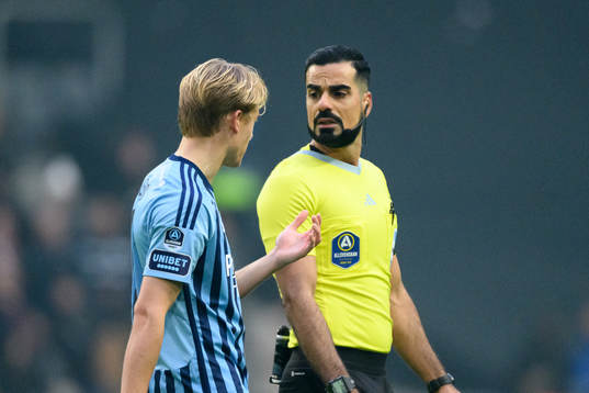Djurgårdens Oskar Fallenius pratar med Domare Mohammed