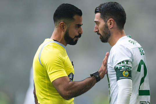 Domare Mohammed Al-Hakim och Hammarbys Nahir Besara