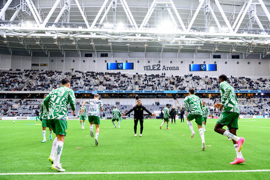 Hammarbys spelare värmer upp innan fotbollsmatchen i