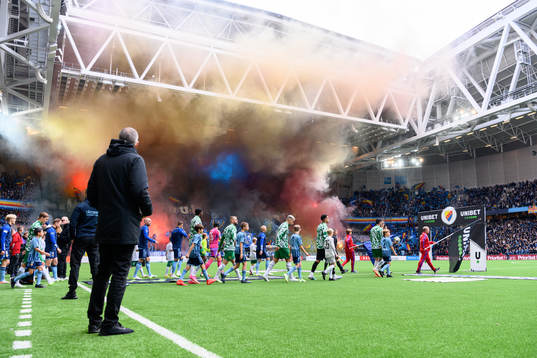 Spelarna går in på planen innan fotbollsmatchen i