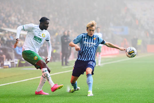 Hammarbys Nathaniel Adjei och Djurgårdens Oskar Fallenius