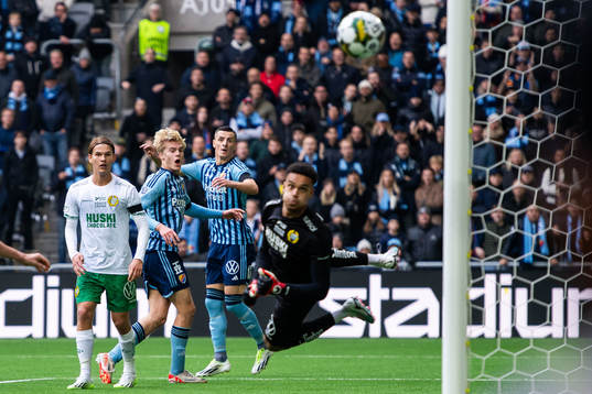 Hammarbys Markus Karlsson och målvakt Oliver Dovin mot