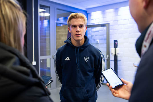 Djurgårdens Lucas Bergvall i mixade zonen